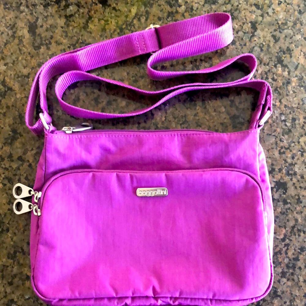 Baggallini purse, gently used. Color: Magenta